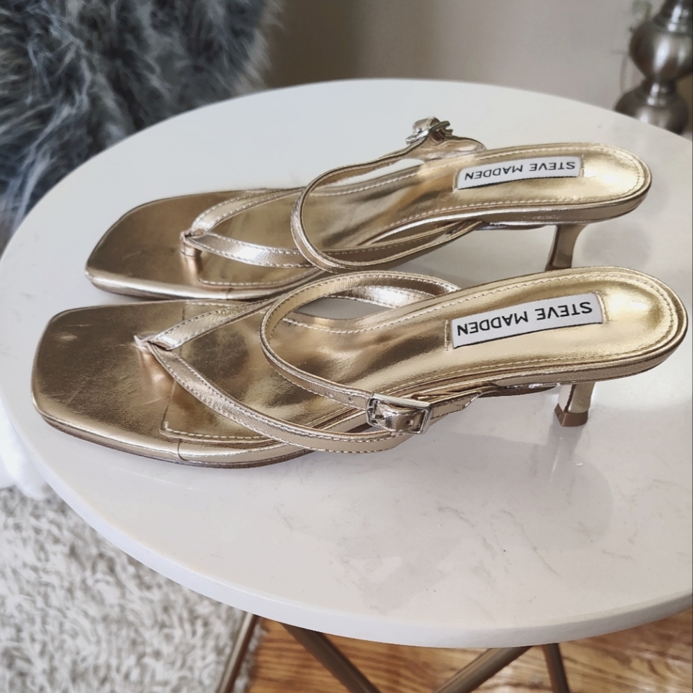 🆕⭐ Steve Madden Gold Thong Sandals